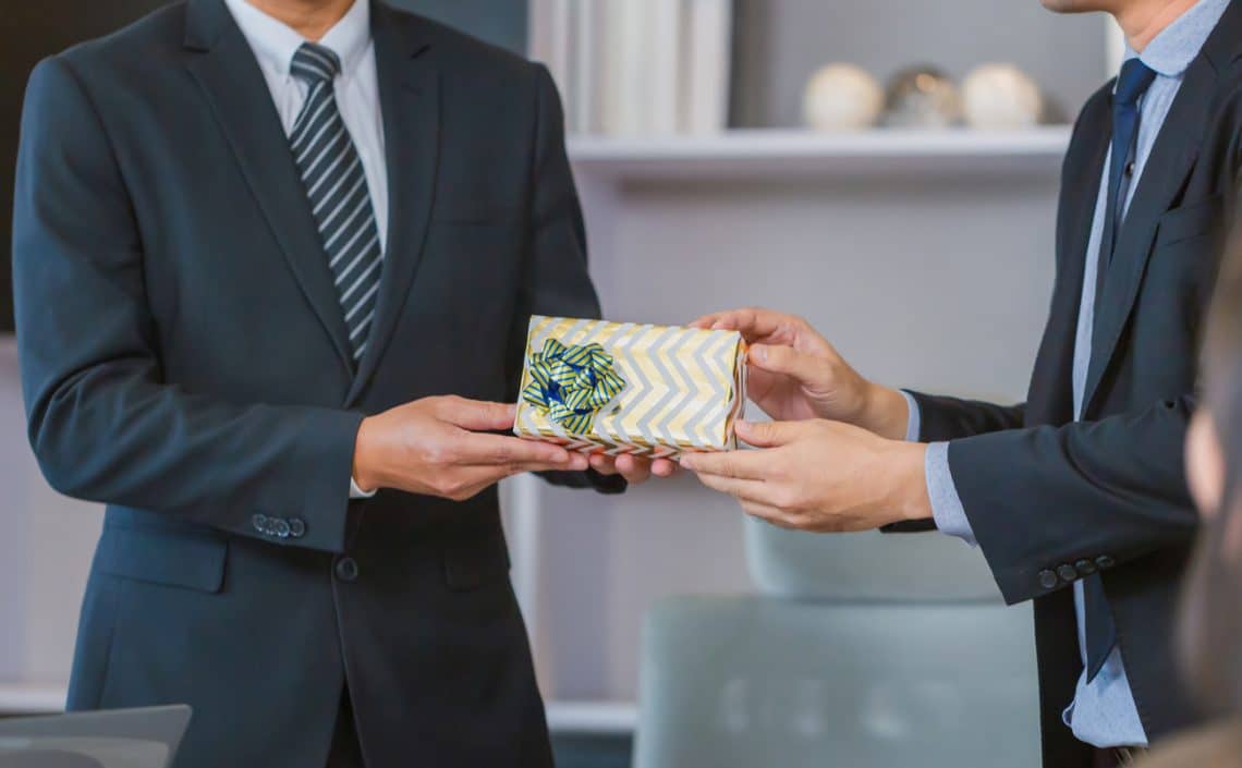 8 idées de cadeaux personnalisés à offrir à vos partenaires d’affaires