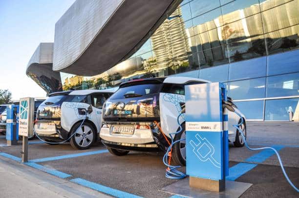 Une infrastructure de recharge intégrée discrètement au parking d'entreprise : un choix qui combine accessibilité, design et transition énergétique.